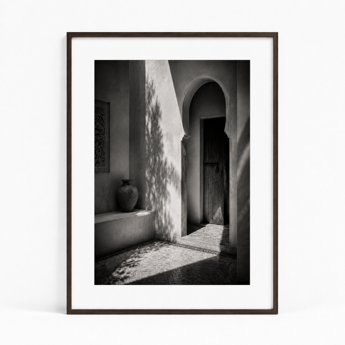 Tableau encadré Marocain Noir & Blanc – La cour – Tableau Encadré Premium, S : 30x20cm, Cadre Noir Mat
